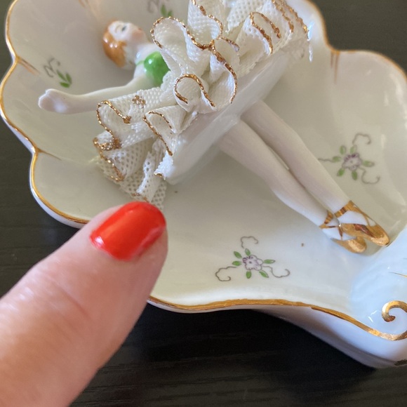 Sweet Vintage Ballerina Wall Pocket! - Picture 12 of 13